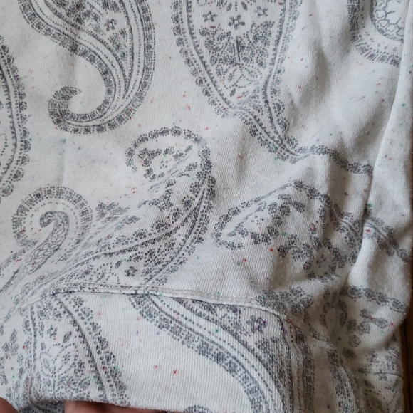 A&F Fleece Terry Cream Paisley Popover - Picture 6 of 7